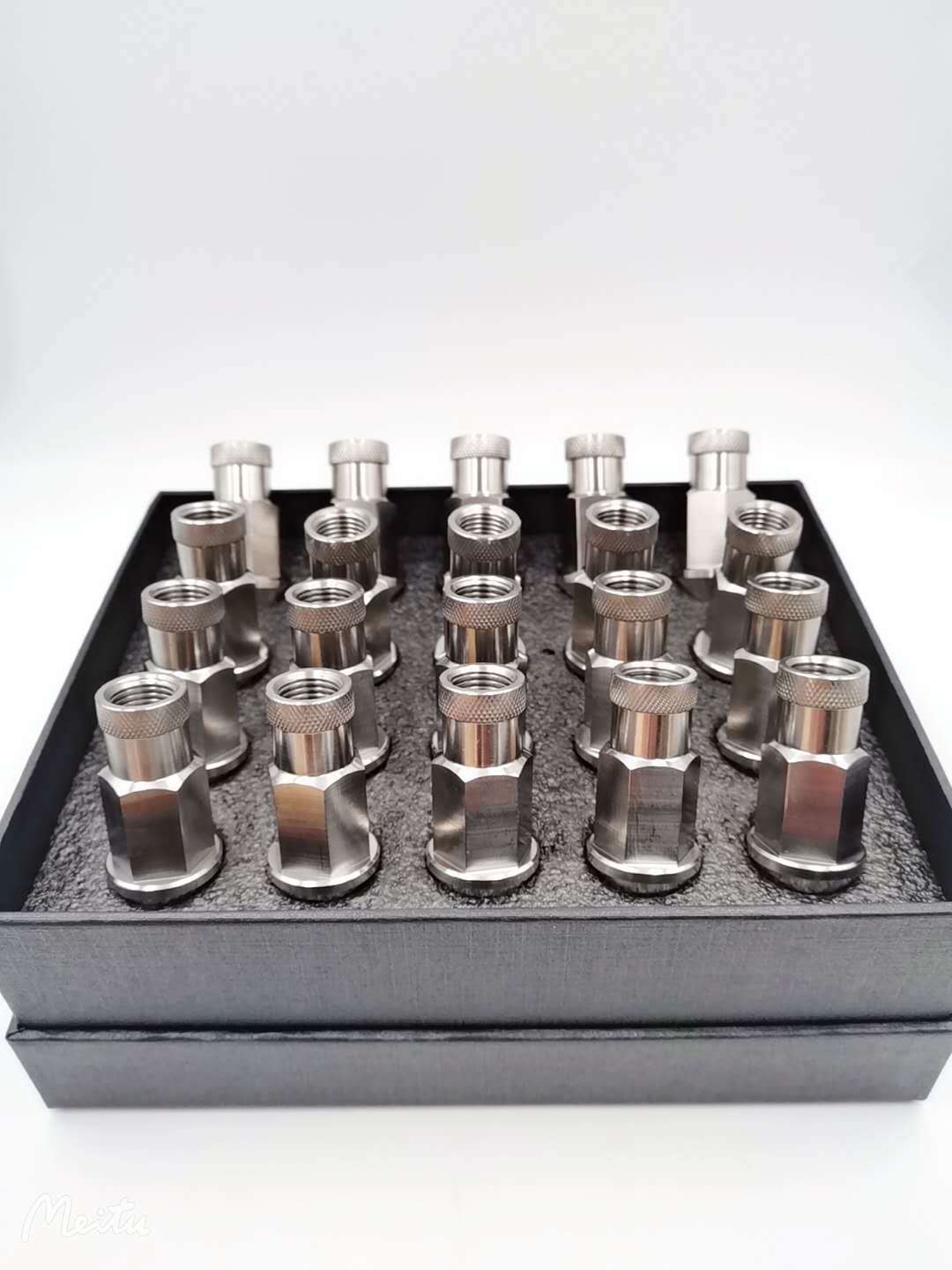 12 mm x 1.50 Wheel Lock Set, Pack of 4 + 1 Key Height 35mm 5 Spline Closed nut